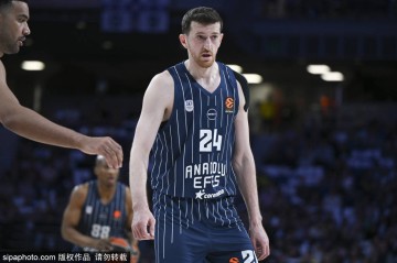 伯纳乌的困境：皇马在主场失分，巴萨领跑西甲