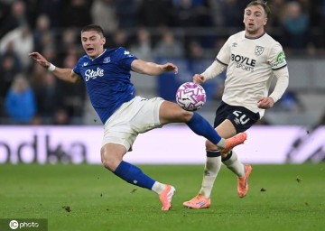 努诺执教首秀止连败 西汉姆联1-1埃弗顿
        
    努诺执教首秀止连败 西汉姆联1-1埃弗顿